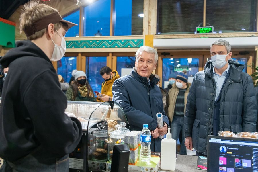 Мэр Москвы Сергей Собянин (в центре) и представитель Общественной палаты города, предприниматель Евгений Нифантьев (справа) пообщались с фермерами и продавцами на круглогодичной ярмарке в районе Бретеево. В павильоне, оформленном в купеческом стиле, созданы все условия для комфортной торговли