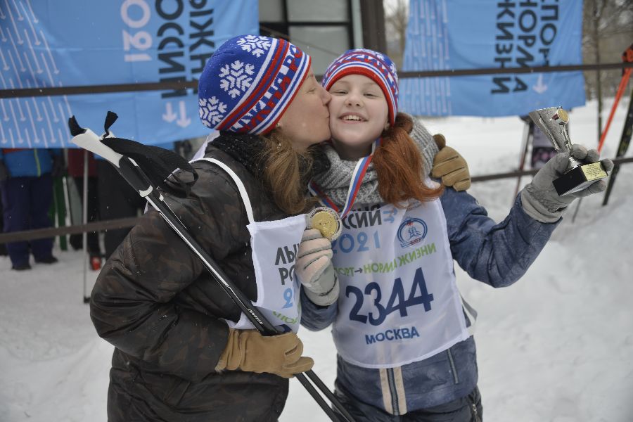 Москвичка Лада Маршанская (слева) поздравляет свою десятилетнюю дочь Алису. Девочка завоевала серебряную медаль в гонке среди детей. Несмотря на то что юная спортсменка катается на лыжах совсем недавно, она сумела прийти к финишу второй на дистанции один километр