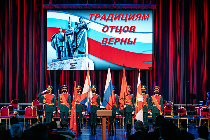 Традициям отцов верны: четыре военные династии награждены в Театре Российской армии