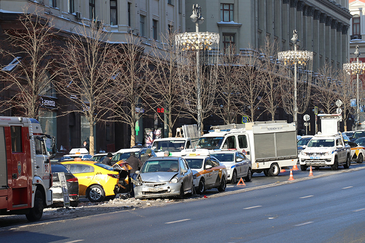 Движение в центре Москвы затруднено из-за аварии с участием пяти автомобилей