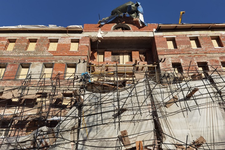 Один человек пострадал при обрушении строительных лесов в центре Москвы