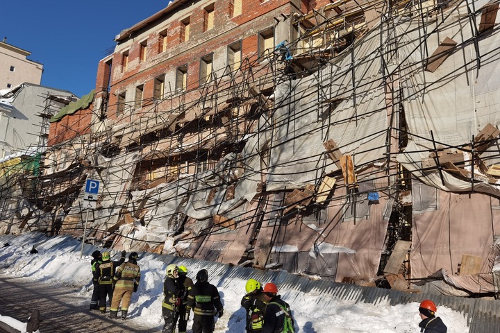 Строительные леса рухнули в центре Москвы