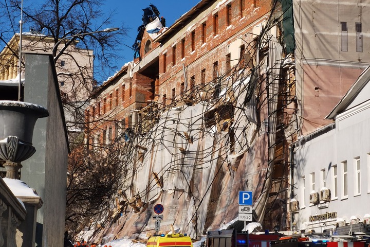 Момент обрушения строительных лесов в центре столицы попал на видео