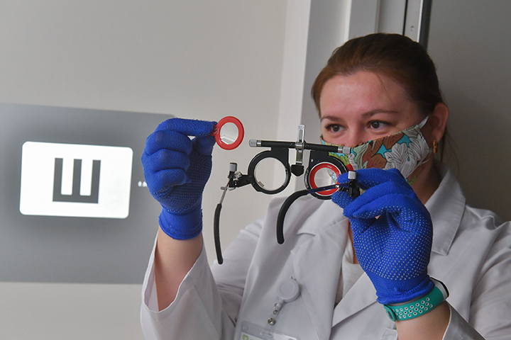 Офтальмолог назвала способы улучшить зрение за несколько минут в день