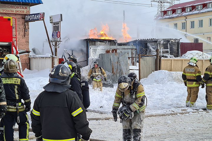Пожарные ликвидировали возгорание в подвале жилого дома в Москве