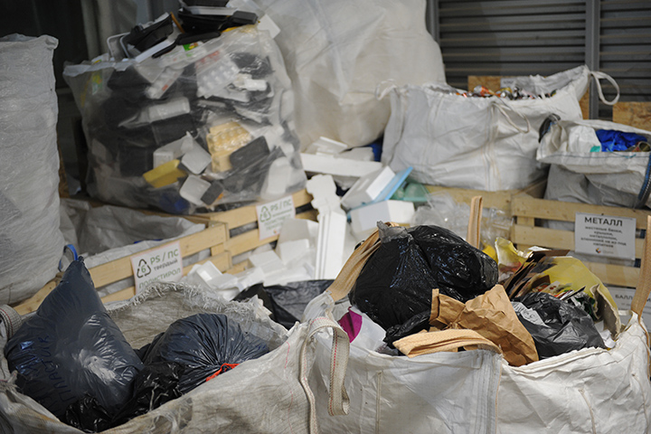 Юрист объяснил, какой мусор нельзя выбрасывать в контейнер во дворе