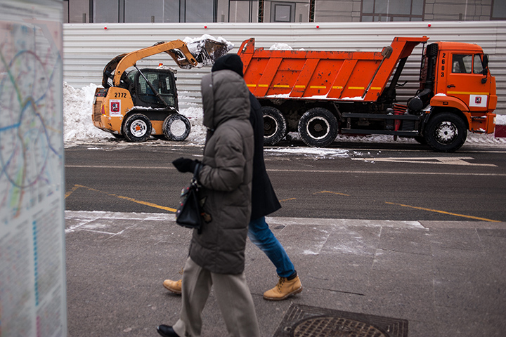 Более 2,3 миллиона кубических метров снега вывезли за зиму в Подмосковье
