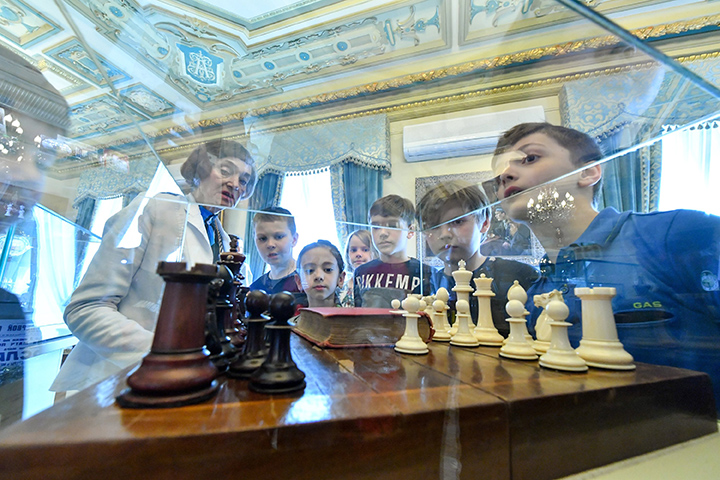 Музеи Москвы возобновили групповые экскурсии для школьников