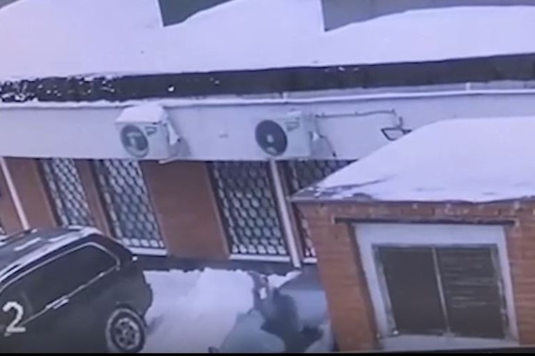 Опубликовано видео падения подростка с 13-го этажа дома на крышу автомобиля в Москве