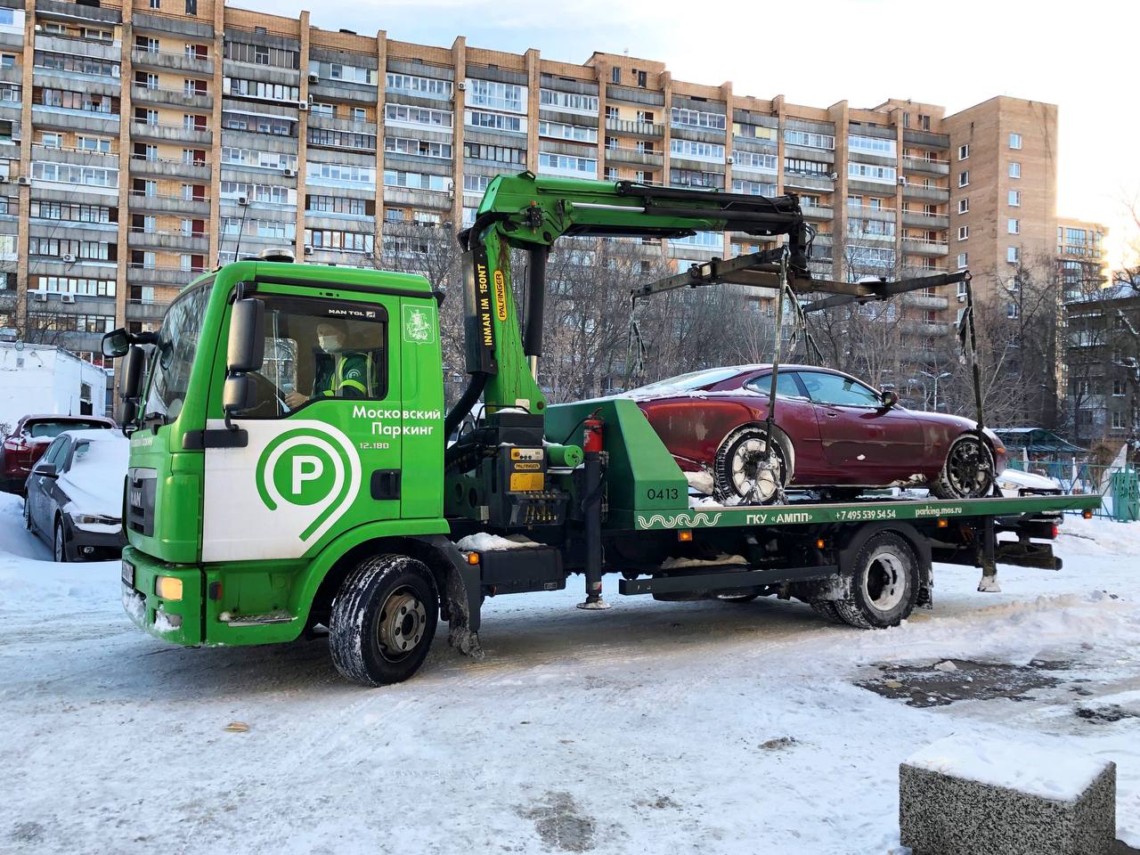 Автомобиль в Москве эвакуировали из-за неоплаченных штрафов на 400 тысяч рублей