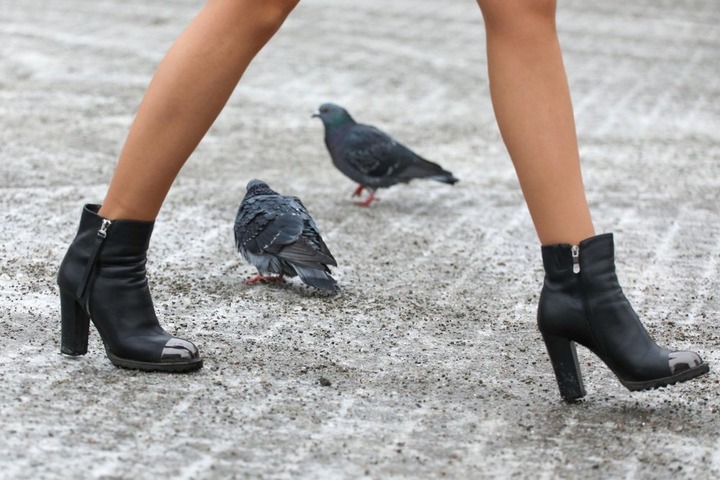 Тщательно очищать: простые способы защитить обувь от реагентов зимой