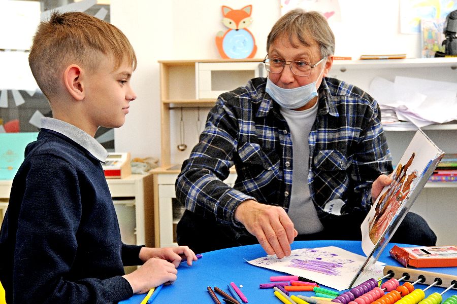 Москвич Александр Макаров занимается с Даней Кашаевым в игровой комнате открывшейся в столице «Школы нянь». Александр — воспитатель со стажем, работает с детьми уже 16 лет, однако постоянно стремится повысить квалификацию