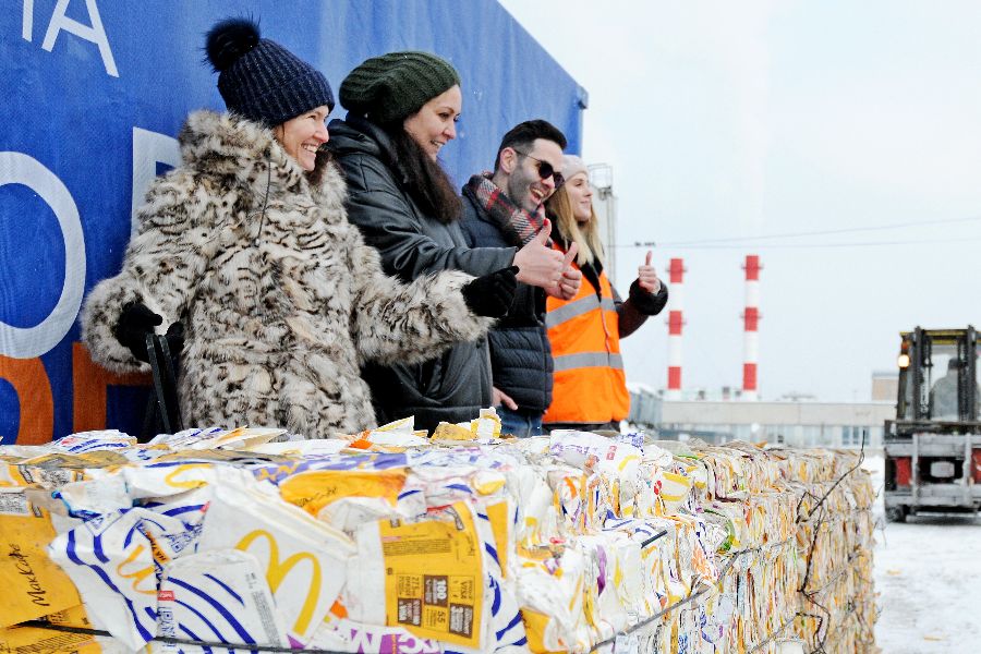 Слева направо: старший директор сети ресторанов Ирина Коршунова, заместитель гендиректора компании-оператора по обращению с отходами Елена Вишнякова, исполнительный директор компании по переработке отходов Дмитрий Гутман, помощник гендиректора предприятия по переработке отходов Инесса Валеева. Перед ними — готовые к отгрузке на переработку бумажные стаканчики