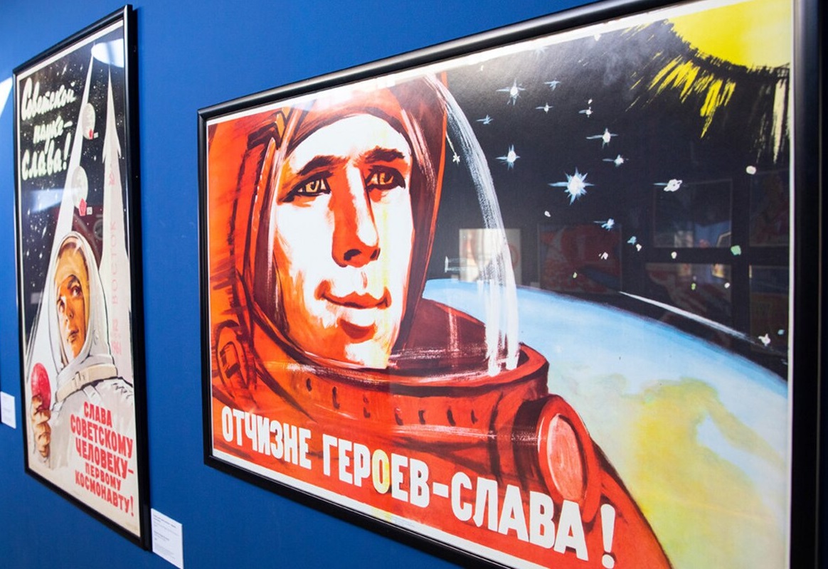 Около 100 советских плакатов о покорении космоса представит ВДНХ на новой выставке
