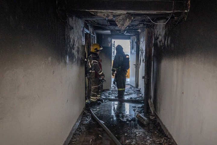 Спасатели ликвидировали пожар в общежитии на северо-западе Москвы