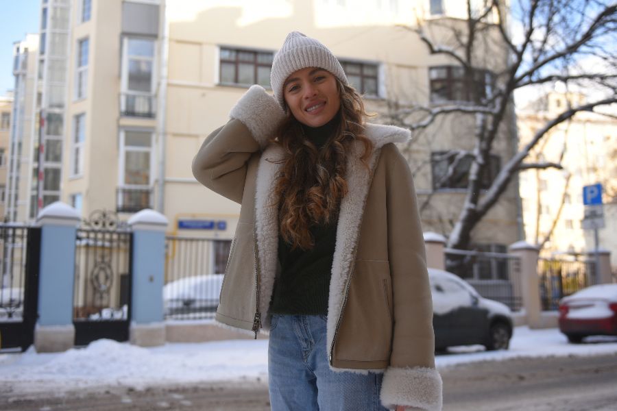 Актриса Екатерина Кабак во дворе дома в Подсосенском переулке, где провела свои детские годы