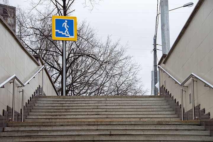 Пешеходный переход на юго-западе Москвы оснастят системами безопасности