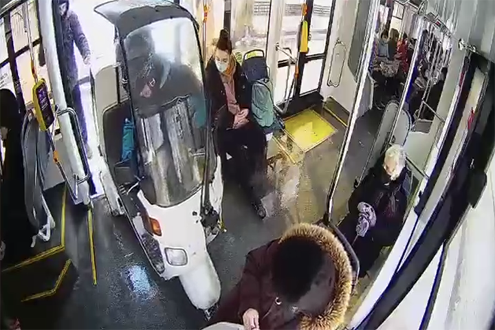 Мосгортранс отреагировал на поведение курьера, заехавшего в трамвай на мопеде