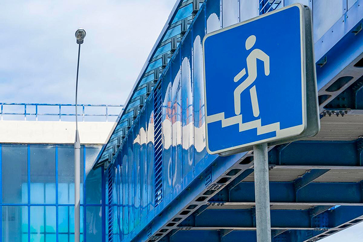 Грузовик снес надземный пешеходный переход во Владимирской области