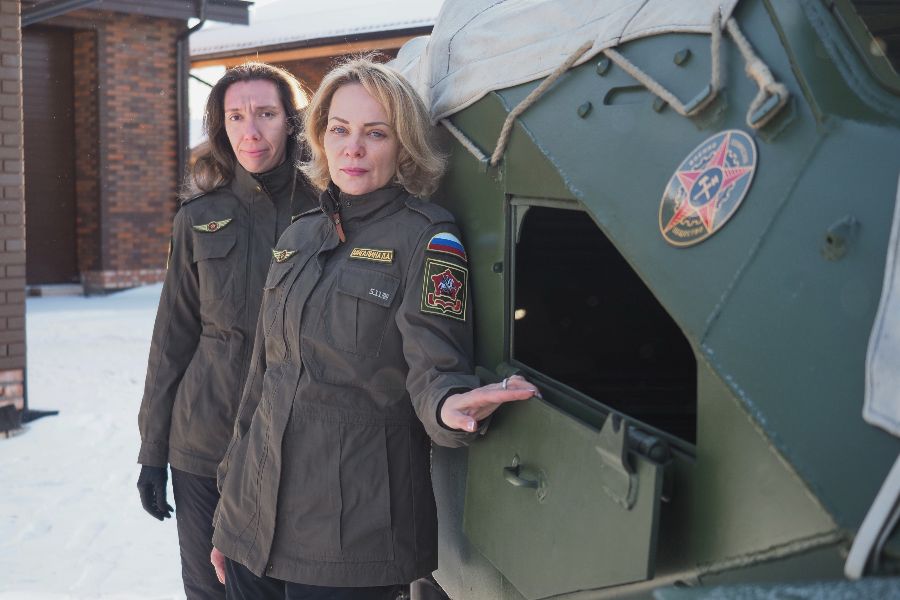 Екатерина Власова (слева) и Лилиана Мигалина около БТР-40
