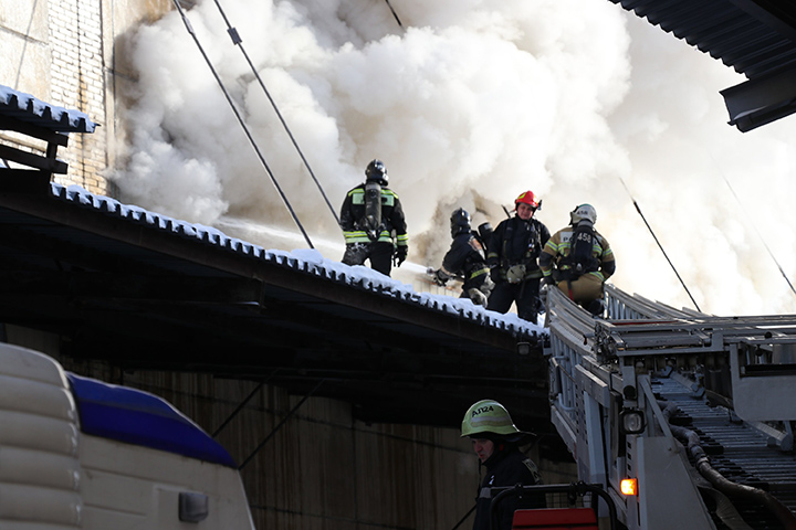 Склад загорелся на юге Москвы