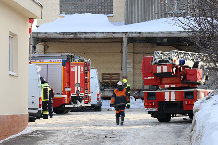 «Слышны хлопки»: появились подробности о пожаре на складе на юге столицы