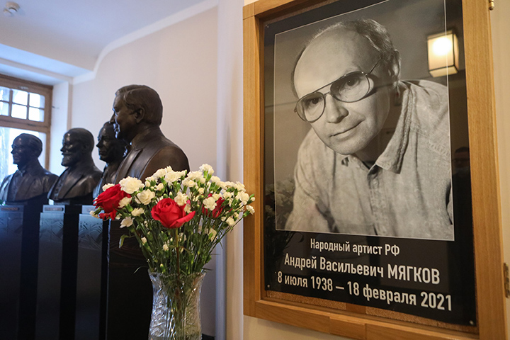 Церемония прощания с актером Андреем Мягковым началась в Москве