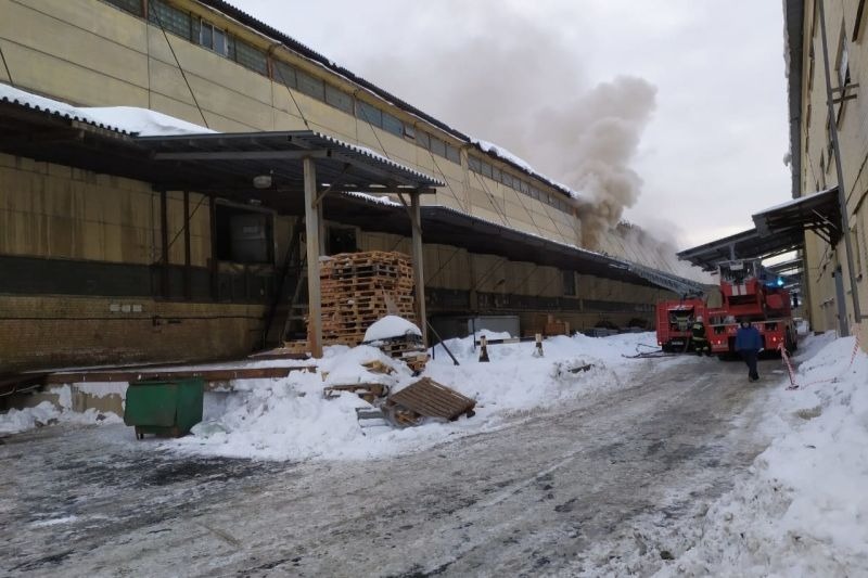Площадь пожара на складе в Москве увеличилась до 1,5 тысячи квадратных метров