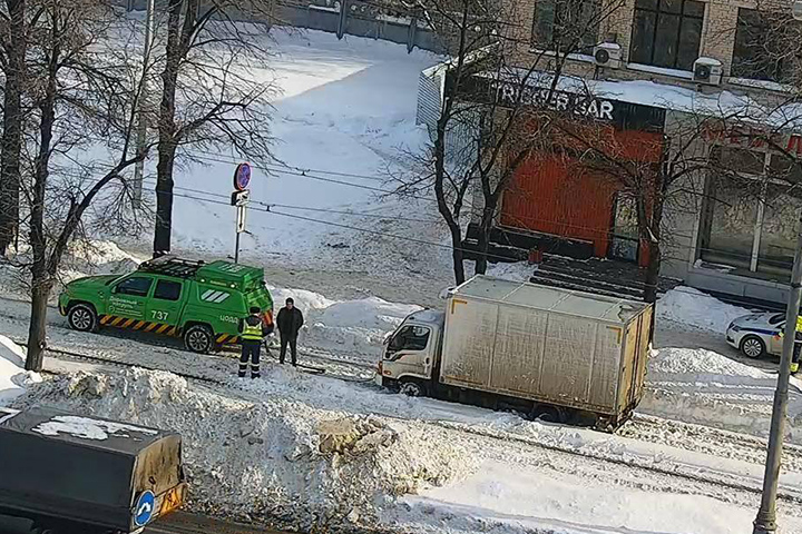 Движение двух трамвайных маршрутов приостановили в Москве из-за застрявшего грузовика