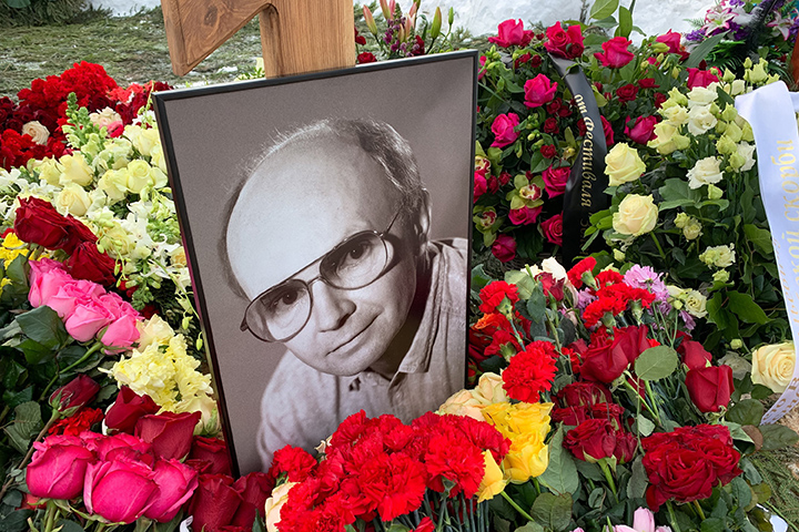 Андрея Мягкова похоронили на Троекуровском кладбище