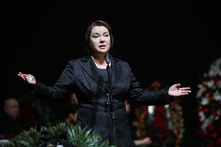 «Готова отдать сердце, лишь бы он был жив»: Вера Сотникова простилась с Андреем Мягковым 