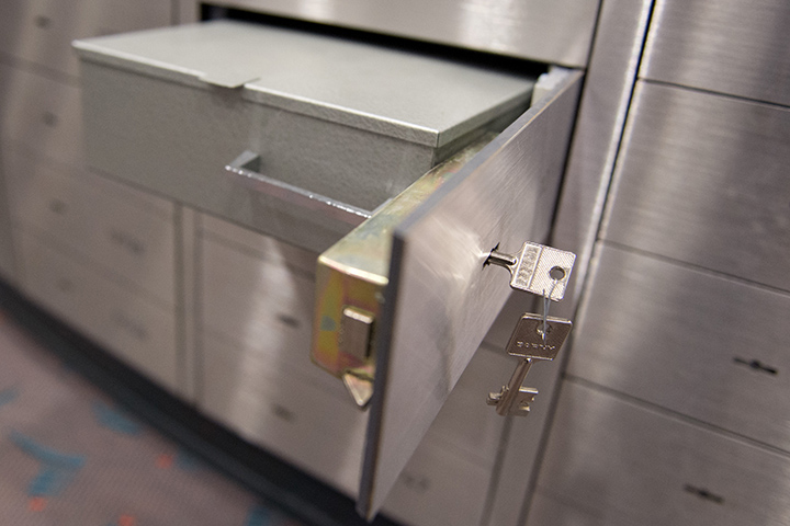 Около 30 миллионов рублей украли у безработного москвича из ячейки в банке