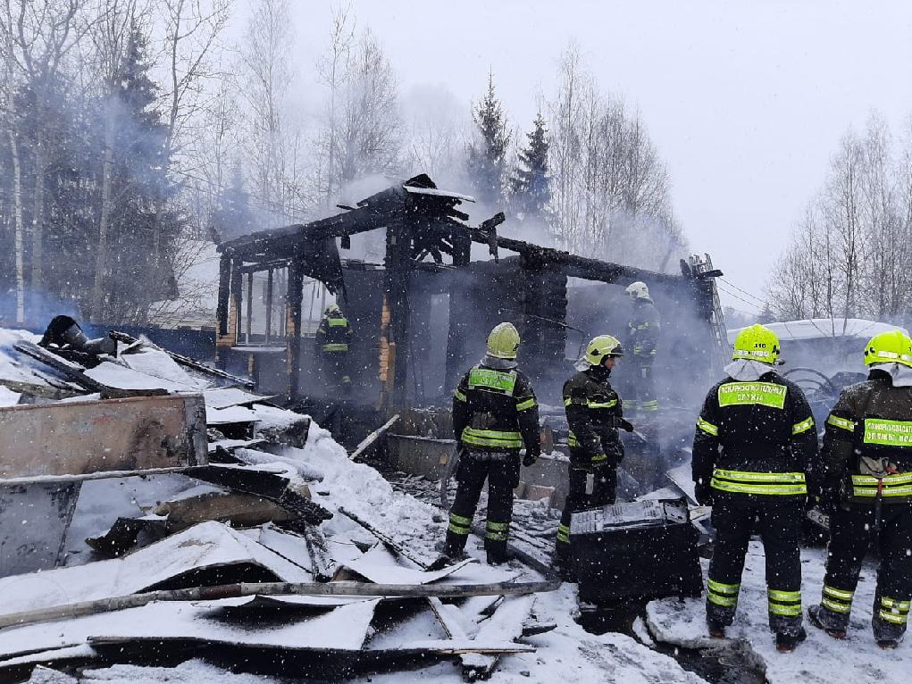 Следком возбудил уголовное дело после гибели матери и детей при пожаре в Талдоме