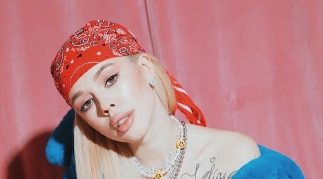 Неизвестный облил зеленкой блогершу Инстасамку в Москве