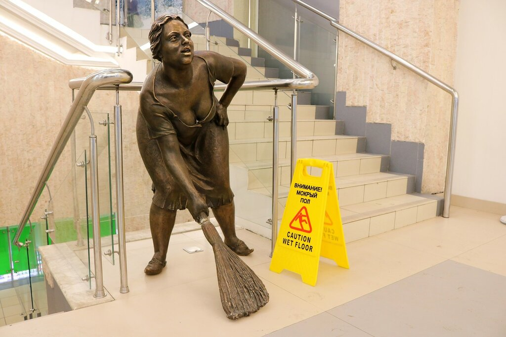 «Потри на удачу»: как памятник «Уборщице» в Москве стал символом исполнения желаний