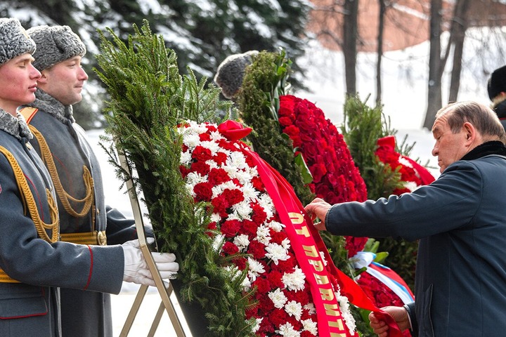 Делегация правительства Москвы возложила цветы к Могиле Неизвестного Солдата