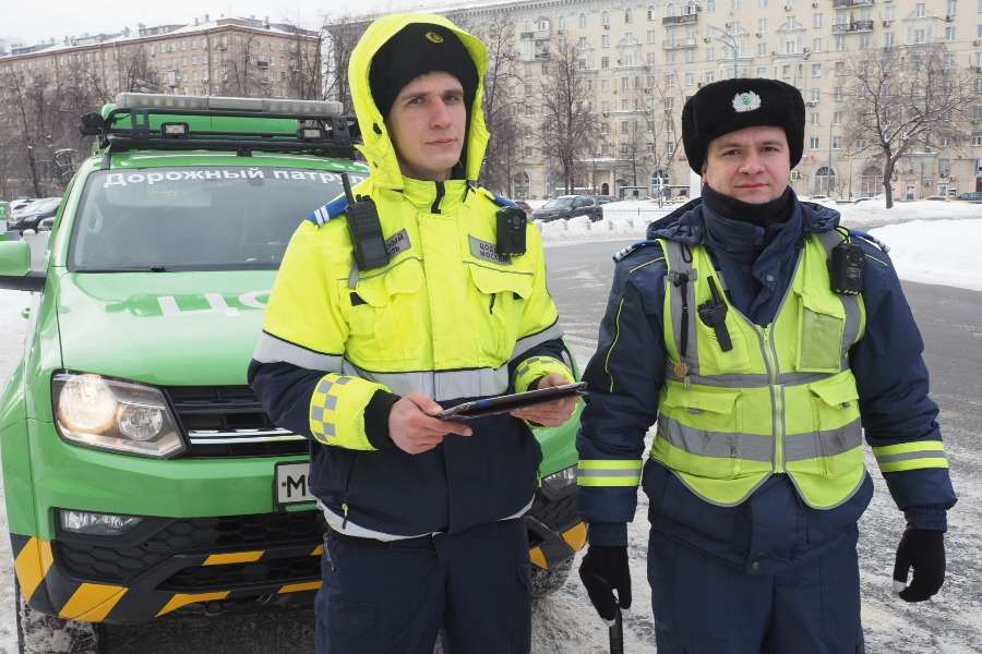 Патрульные Центра организации дорожного движения Олег Орлов (слева) и Евгений Шумаков у въезда на Третье транспортное кольцо со стороны московского ипподрома. Они оказывают помощь автомобилистам, попавшим в сложную ситуацию из-за погодных условий