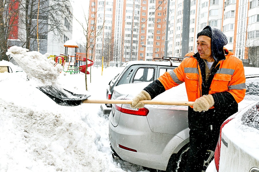 Сотрудник ГБУ «Жилищник района Перово» Аскар Эшалиев расчищает двор на улице Новогиреевской