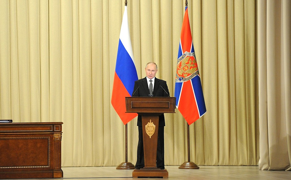 Путин заявил о попытках поставить Россию под внешний контроль