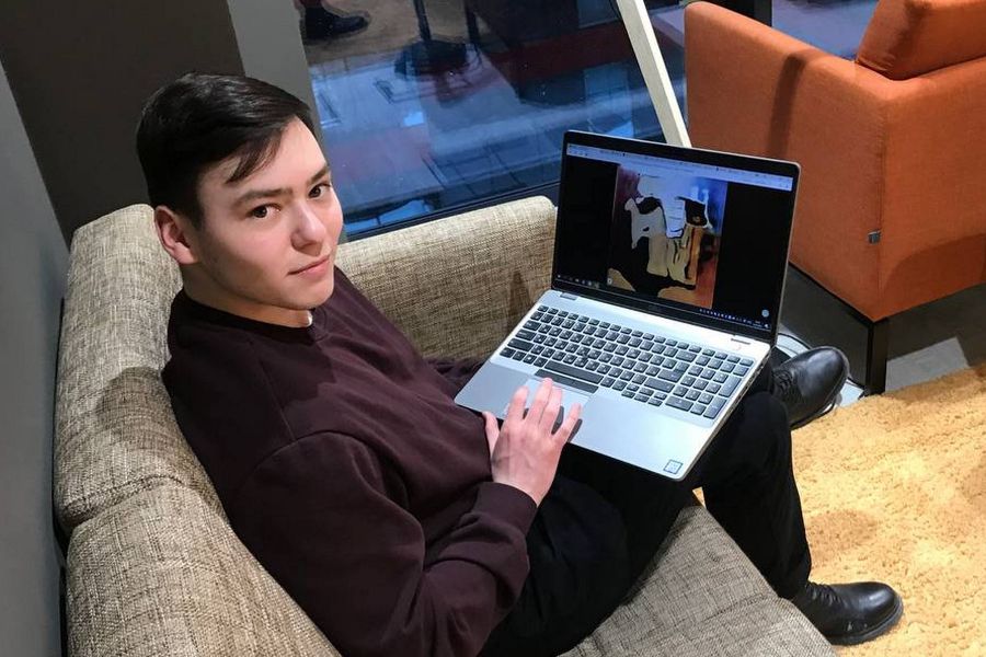 Студент МИСиС Николай Портнов показывает на ноутбуке одну из картин, которую нарисовала нейросеть на основе заранее загруженных в базу данных изображений