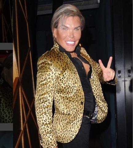 Порой стремление людей достичь некого совершенства приобретает довольно странные формы. Британец бразильского происхождения Родриго Алвес пытается добиться внешнего сходства с куклой Кеном