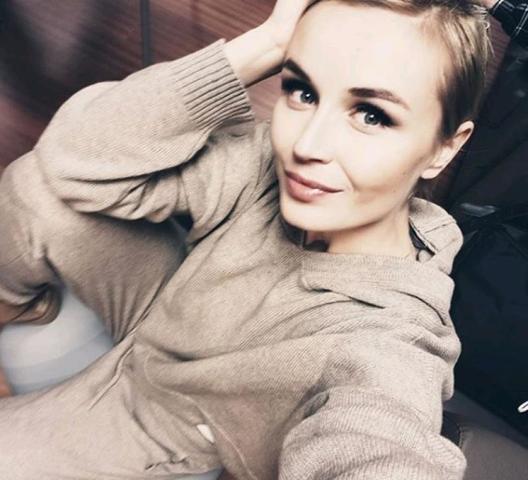 В качестве опровержения информации о «новой прическе» Полина Гагарина опубликовала в соцсети видео, где с нее снимают грим