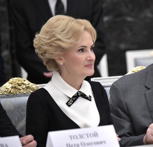 Вице-спикер Госдумы Ирина Яровая считает, что таким образом можно счесть за оскорбление обращение «госпожа» или «фрау»