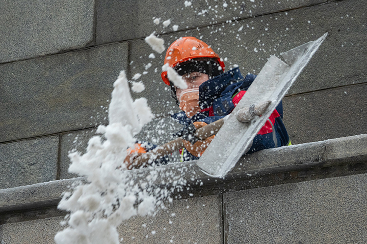 Столичные службы взяли под особый контроль уборку территорий Москвы от снега
