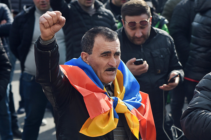 Протестующие в Ереване перекрыли баррикадами центральный проспект города