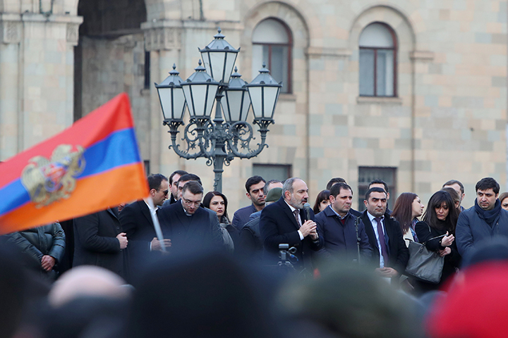 Пашинян призвал всех солдат Армении заниматься охраной границ