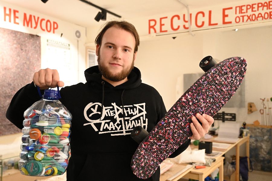 Арсений Веденский, координатор проектов МосЭко, показывает, что крышечки от бутылок после переработки могут превратиться в скейтборд