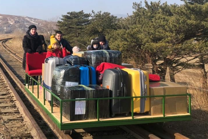 Сотрудники российского посольства в КНДР вернулись на родину на дрезине