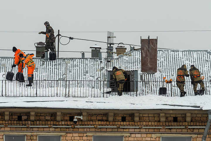 Власти Москвы: Городские службы продолжают уборку снега с улиц и дворовых территорий