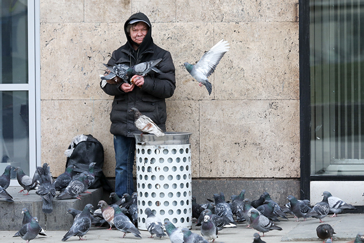 «Умирают в восемь раз чаще»: как и чем вакцинируют бездомных в Москве